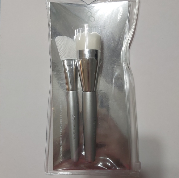 BNIB Cleansing brush & mask applicator - Picture 3 of 3